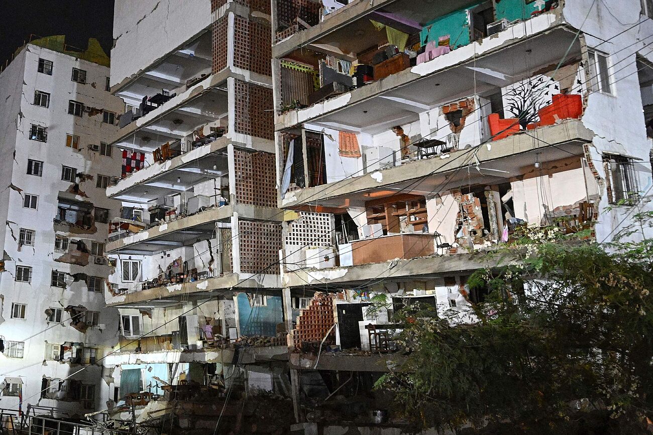 Edificio residencial gravemente dañado tras el terremoto en Venezuela